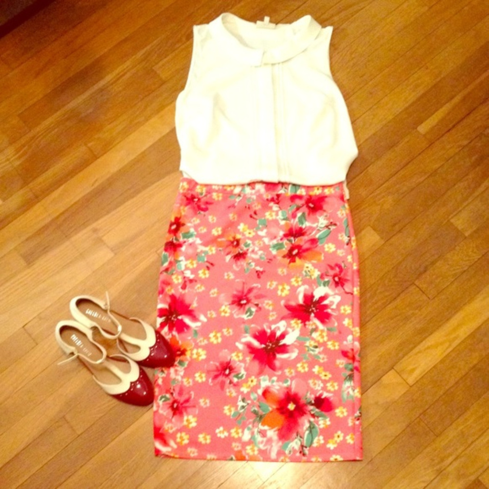 🎄🎄Floral Coral Pencil Skirt NWOT🎄🎄